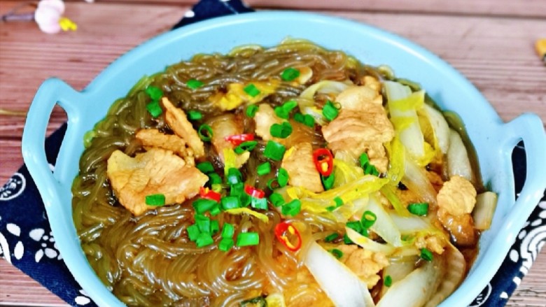 大白菜炖粉条,我家宝贝闻着香味儿迫不及待的想吃!