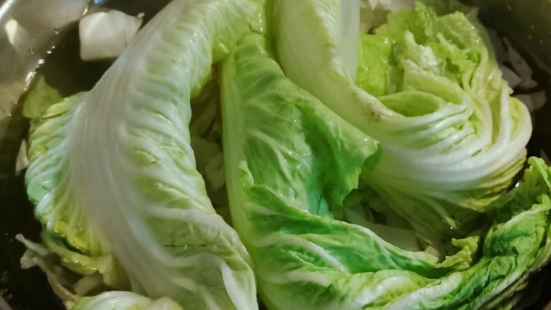 大白菜炖粉条,白菜冲洗干净 用清水浸泡10分钟