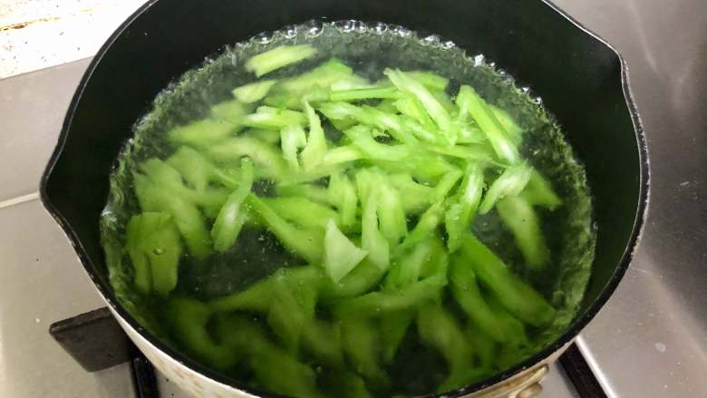 西芹百合炒虾仁,健康绿色低脂的美味,锅里加入适量清水,开锅后将<a style='color:red;display:inline-block;' href='/shicai/ 125'>芹菜</a>煮20秒捞出;