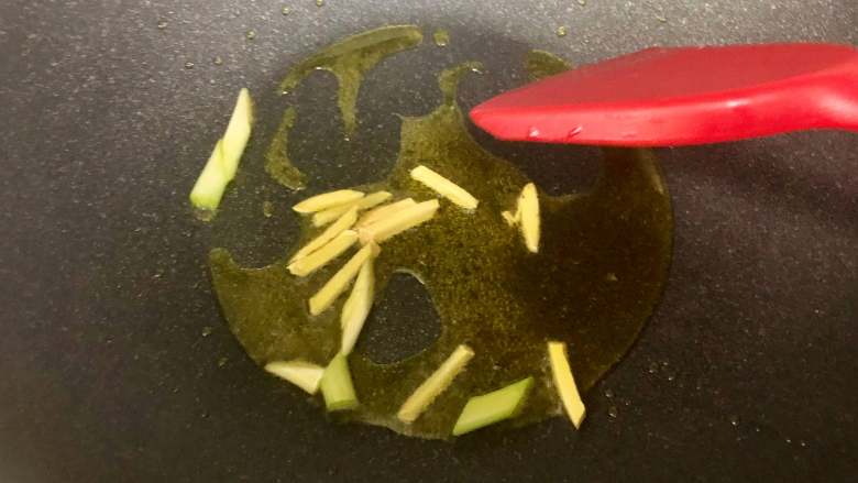 西芹百合炒虾仁,健康绿色低脂的美味,热锅放入适量食油用,放入葱蒜丝爆香;