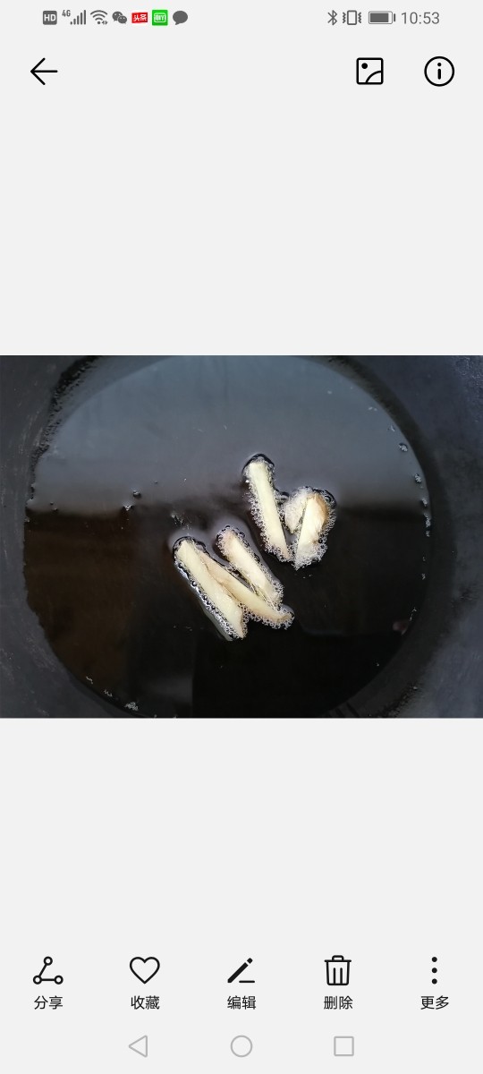 油菜炒虾仁,锅内放油烧热,放入生姜去腥