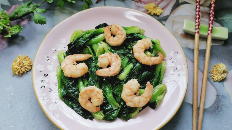 油菜炒虾仁,拍上成品图,一道美味又营养的油菜炒虾仁就完成了。