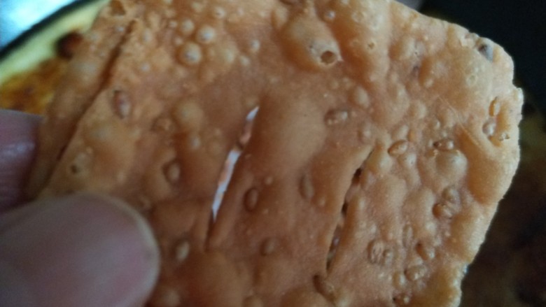 玉米渣煎饼,加几片午餐肉片,提前炸的薄脆。