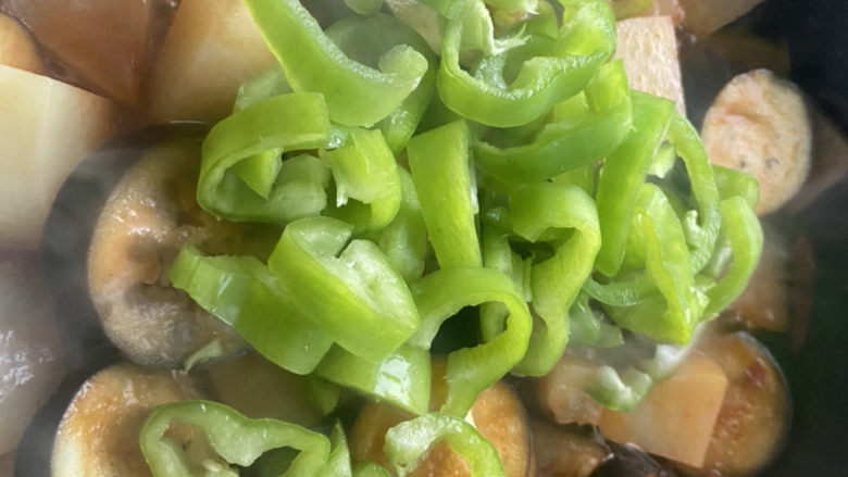 剩菜大杂烩,翻炒过程中可在加入辣椒酱,根据自己口味添加
