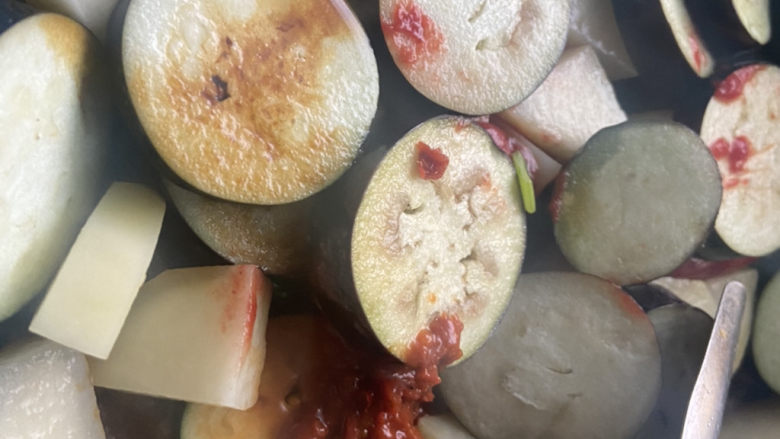 剩菜大杂烩,放入茄子和土豆翻炒,逐一放入番茄酱,生抽,蚝油,盐,白糖