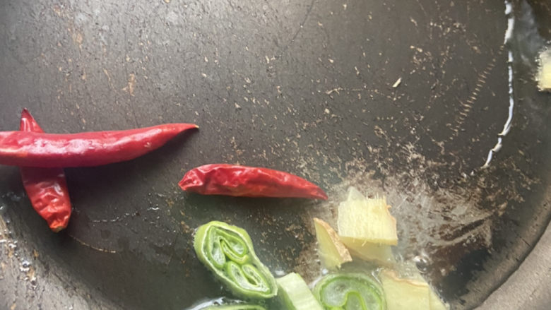 剩菜大杂烩,放油,5成热时放葱姜蒜🌶️爆香