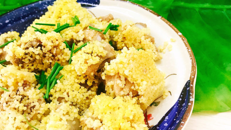 小米蒸排骨,将蒸好的排骨翻入干净盘中,撒上葱花即可。