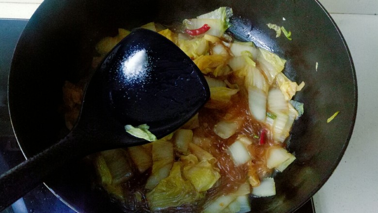 大白菜炖粉条,根据自己口味再加入适量盐,翻拌均匀