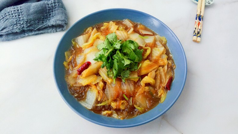 大白菜炖粉条,盛出,配一碗大米饭很美味!
