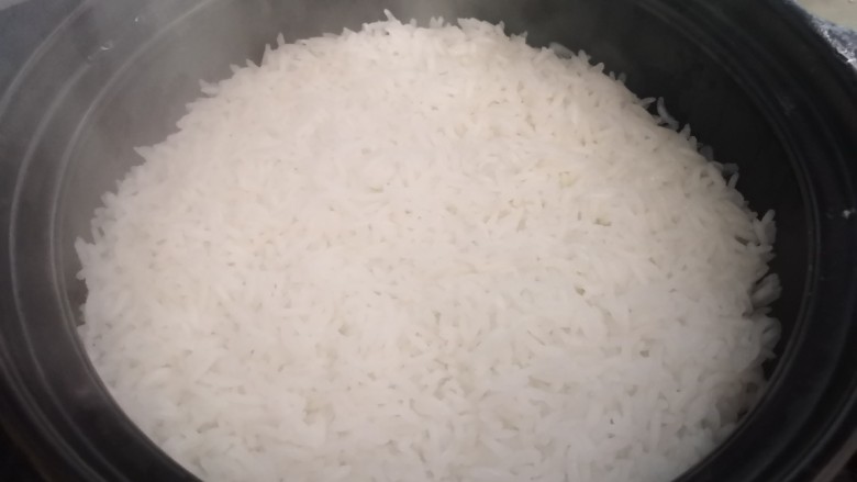 腊味煲仔饭,米饭差不煮熟了(转小火)
