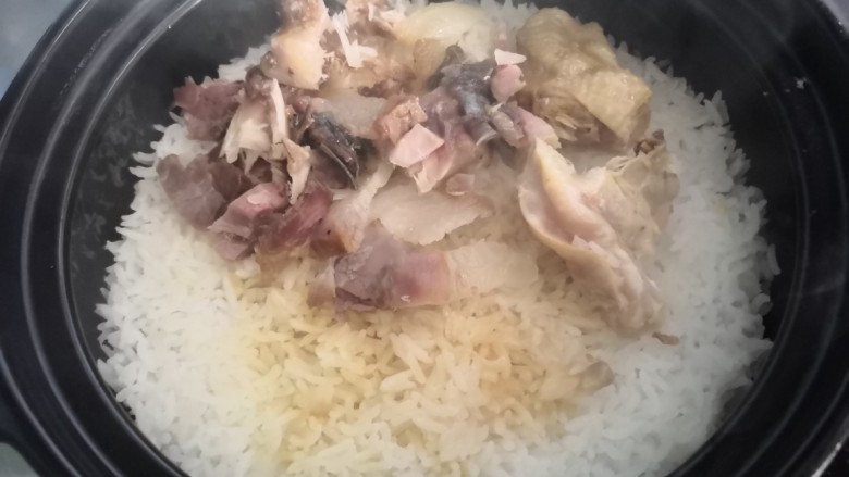 腊味煲仔饭,把蒸好的<a style='color:red;display:inline-block;' href='/shicai/ 436'>腊肉</a>切片,腊鱼热的一切就碎用手撕了几块(沿着锅边淋少许的食用油)