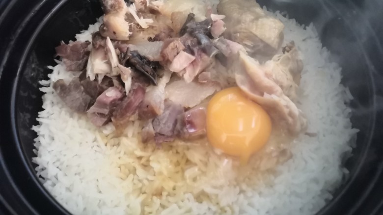 腊味煲仔饭,磕入一个<a style='color:red;display:inline-block;' href='/shicai/ 9'>鸡蛋</a>焖几方钟。(小火,隔十秒左右转动下砂锅)