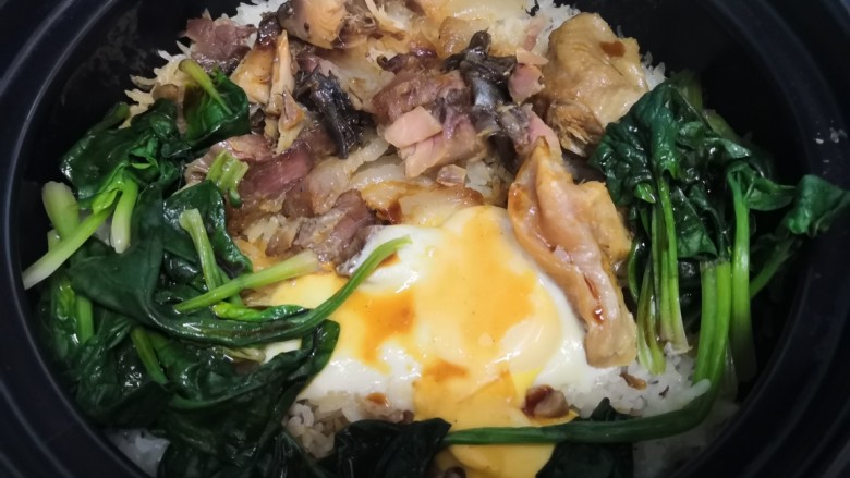 腊味煲仔饭,离火淋上调料,会发出滋滋声(调料提前混合加热即可)