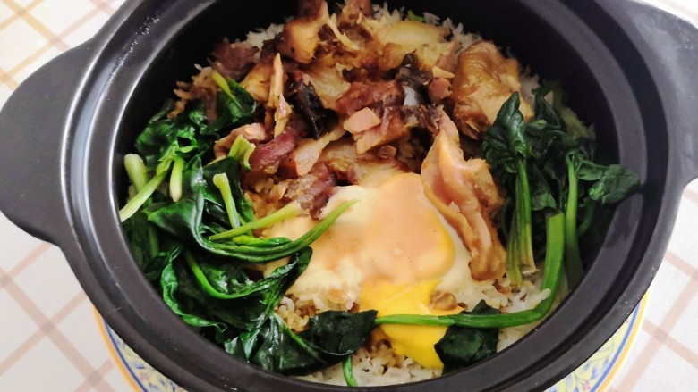 腊味煲仔饭,锅下垫一盘,上桌。