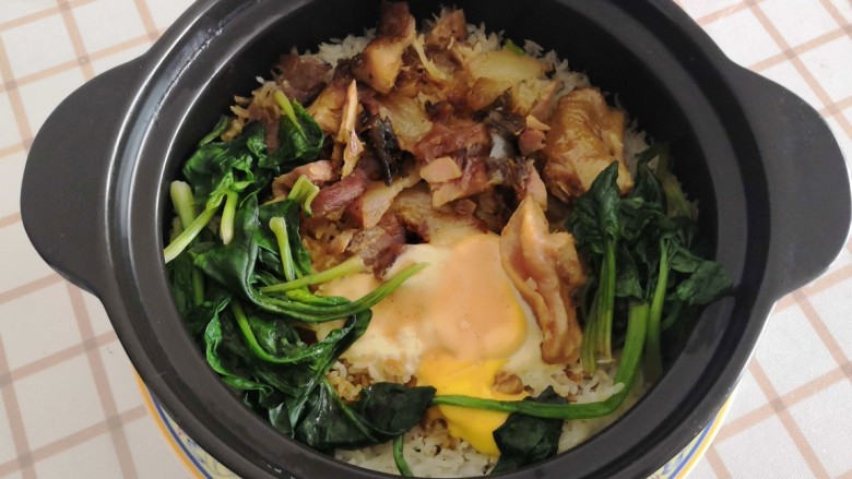 腊味煲仔饭,腊鱼腊肉多用水泡,去掉多余的盐份。