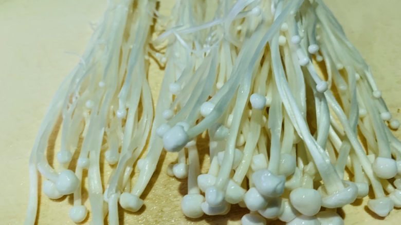金针菇牛肉卷,金金针菇不要切,直接用手整理条状;