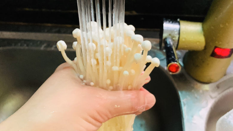 金针菇牛肉卷,把金针菇洗干净,去根部;