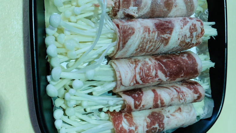 金针菇牛肉卷,烤碗里铺上锡纸,摆好金针菇牛肉卷;