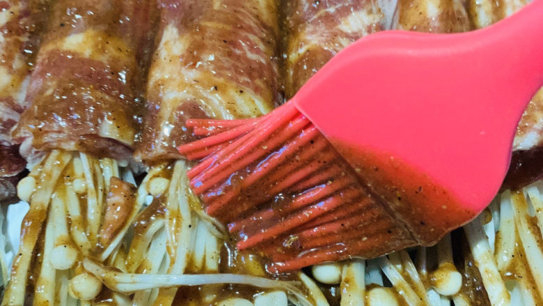金针菇牛肉卷,用刷子将酱料刷在金针菇牛肉卷上;