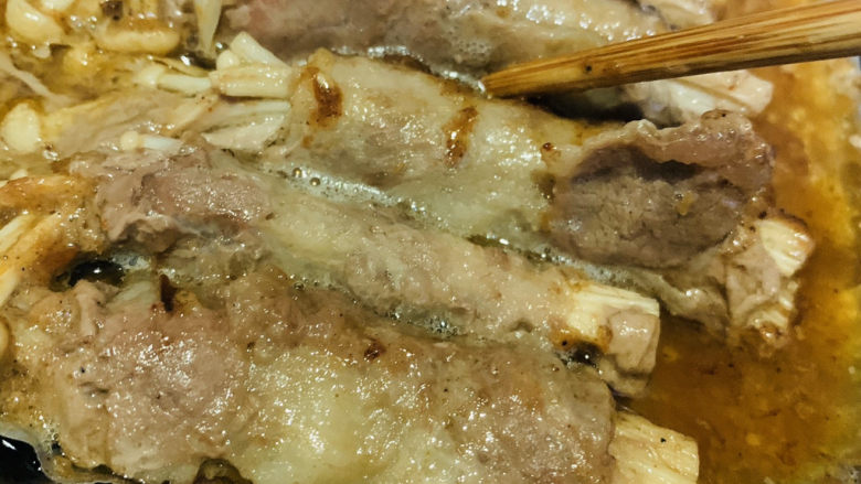 金针菇牛肉卷,一面烤变色后,取出翻另一面;