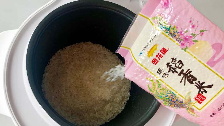 日式照烧鸡肉便当,荤素搭配营养低脂,好吃不胖!,把金龙鱼臻选稻香米倒入电饭煲内胆。
