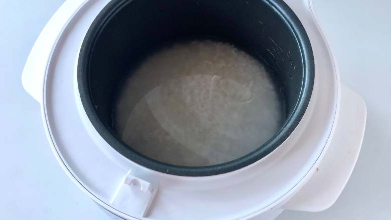 日式照烧鸡肉便当,荤素搭配营养低脂,好吃不胖!,注入清水,米和水的比例约为1:3,水面高出米面1指节左右,按下煮饭程序开始煮饭。