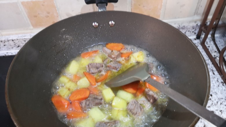 咖喱牛肉饭,加凉水没过食材