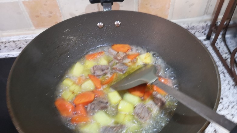 咖喱牛肉饭,水开后转小火煮直蔬菜熟透