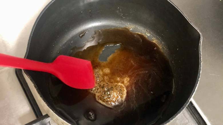 日式照烧鸡肉便当,荤素搭配营养低脂,好吃不胖!,将分别两茶匙的蜂蜜,日式酱油,味啉倒入小锅,小火熬成浓稠的照烧酱备用。