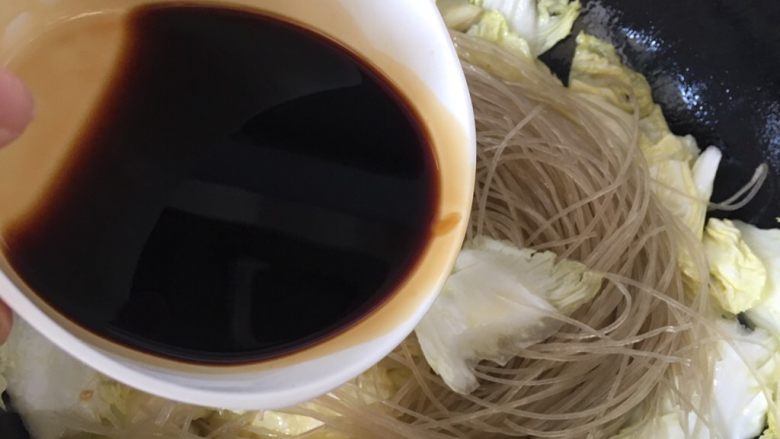 大白菜炖粉条,加入酱汁碗