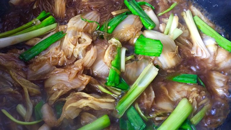 大白菜炖粉条,加入蒜苗提香,翻炒均匀即可出锅