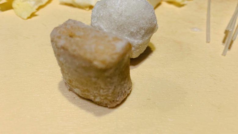 大白菜炖粉条,取些冰冻的鱼丸和鱼豆腐;