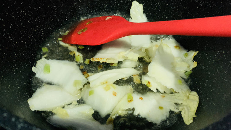 大白菜炖粉条,加入白菜梗炒香;