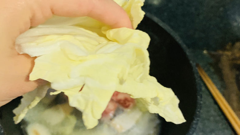 大白菜炖粉条,加白菜叶;