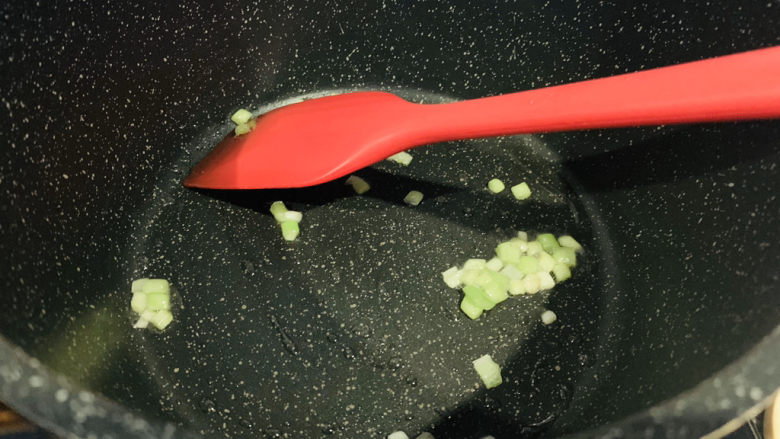 大白菜炖粉条,锅里放少许油,加葱粒炒香;