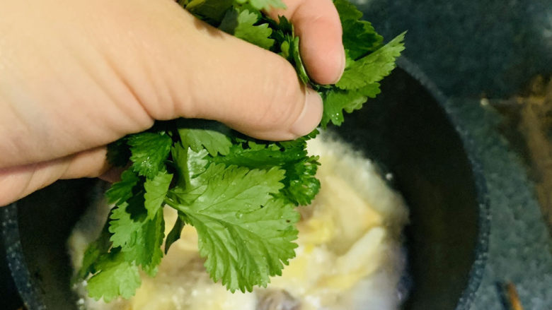 大白菜炖粉条,撒香菜,搅拌均衡,牛肉卷熟了就可以出锅;