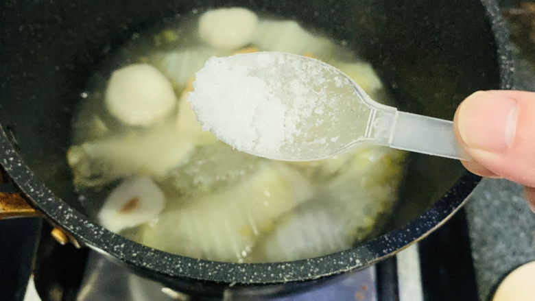 大白菜炖粉条,大火炖15分钟,加盐少许;