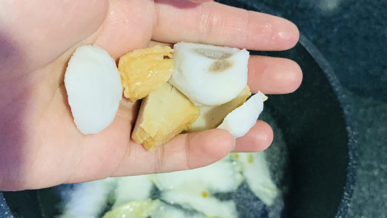 大白菜炖粉条,加鱼丸鱼豆腐切片,加入;