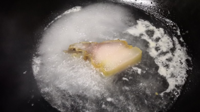 咸肉蒸蛋,煮到肥肉有些透明即可(不用煮熟等会还要蒸的)