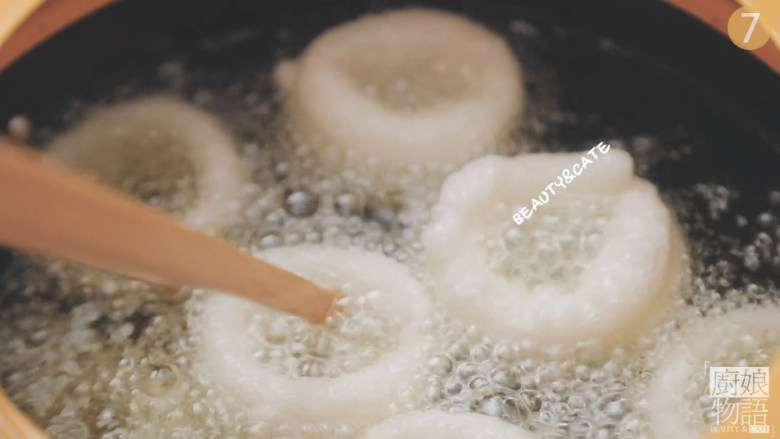 每个南昌人都吃过的白糖糕!用家乡美食给武汉加油~,放入糯米圈炸至膨胀