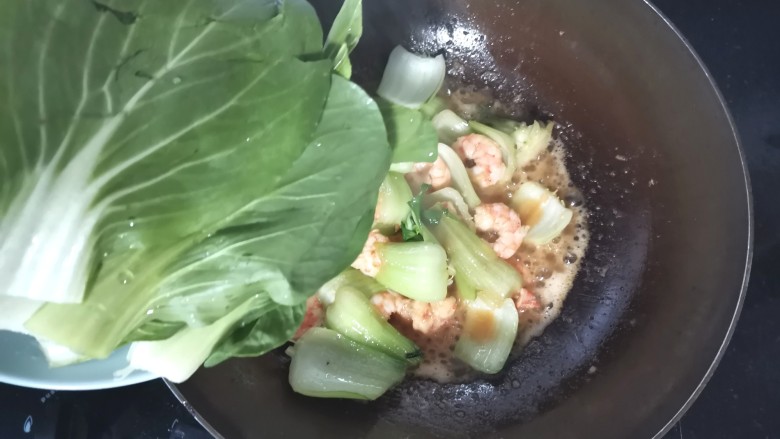 油菜炒虾仁,翻炒片刻,放入菜叶大火快速炒匀
