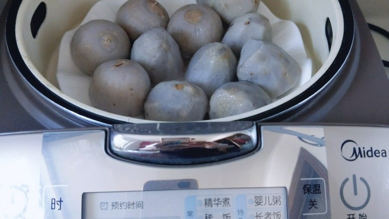 剁椒蒸芋头,米饭熟了,芋头也熟了呦~