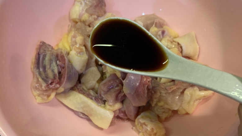 葱油焖鸡,放入一勺<a style='color:red;display:inline-block;' href='/shicai/ 788'>生抽</a>