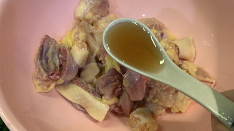 葱油焖鸡,沥干的鸡块，放入一勺<a style='color:red;display:inline-block;' href='/shicai/ 718'>料酒</a>