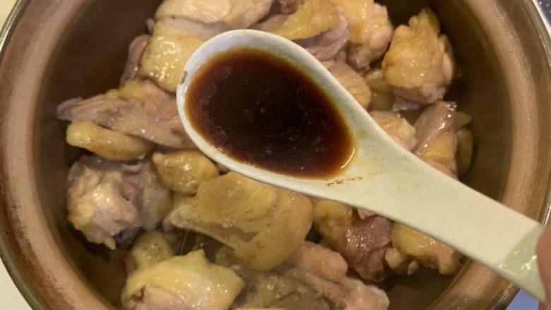 葱油焖鸡,放入2勺生抽