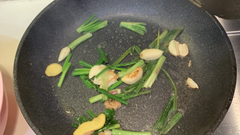 葱油焖鸡,放入准备好的葱姜蒜，翻炒出味