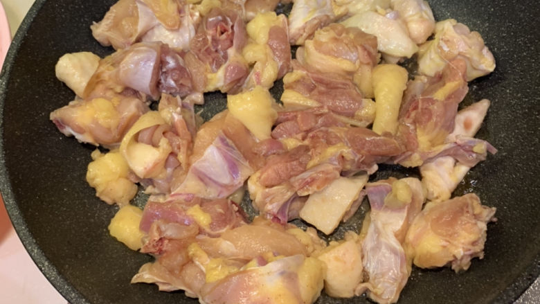 葱油焖鸡,炒完葱姜蒜的锅内留油，放入准备好的鸡肉翻炒