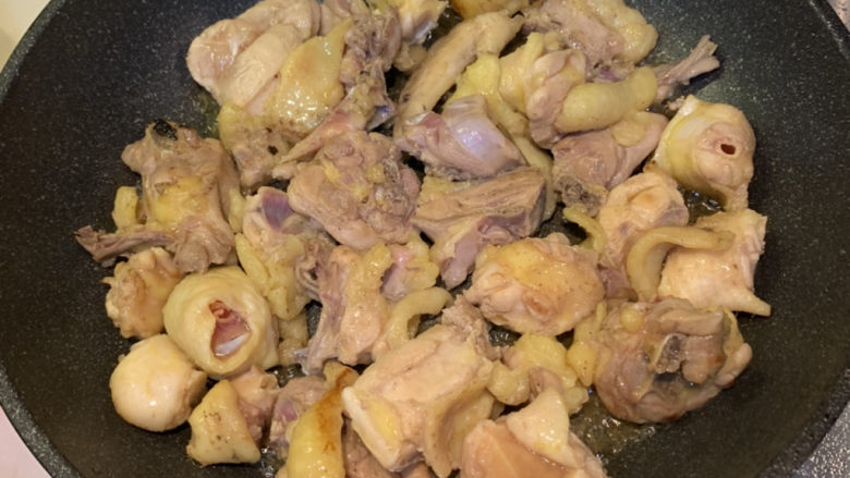 葱油焖鸡,翻炒至双面鸡皮金黄