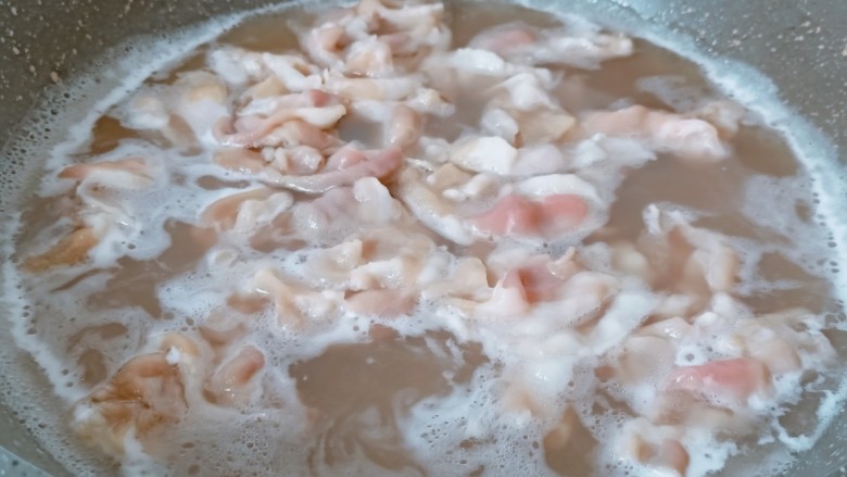 金针菇牛肉卷,锅里加适量的清水,水开下肥牛焯水。