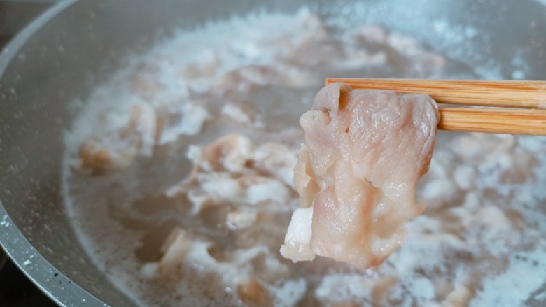 金针菇牛肉卷,<a style='color:red;display:inline-block;' href='/shicai/ 9692'>肥牛卷</a>必须焯水去血沫去腥,不然成菜不好看,待肥牛一变色立刻捞出,肉也不会老。